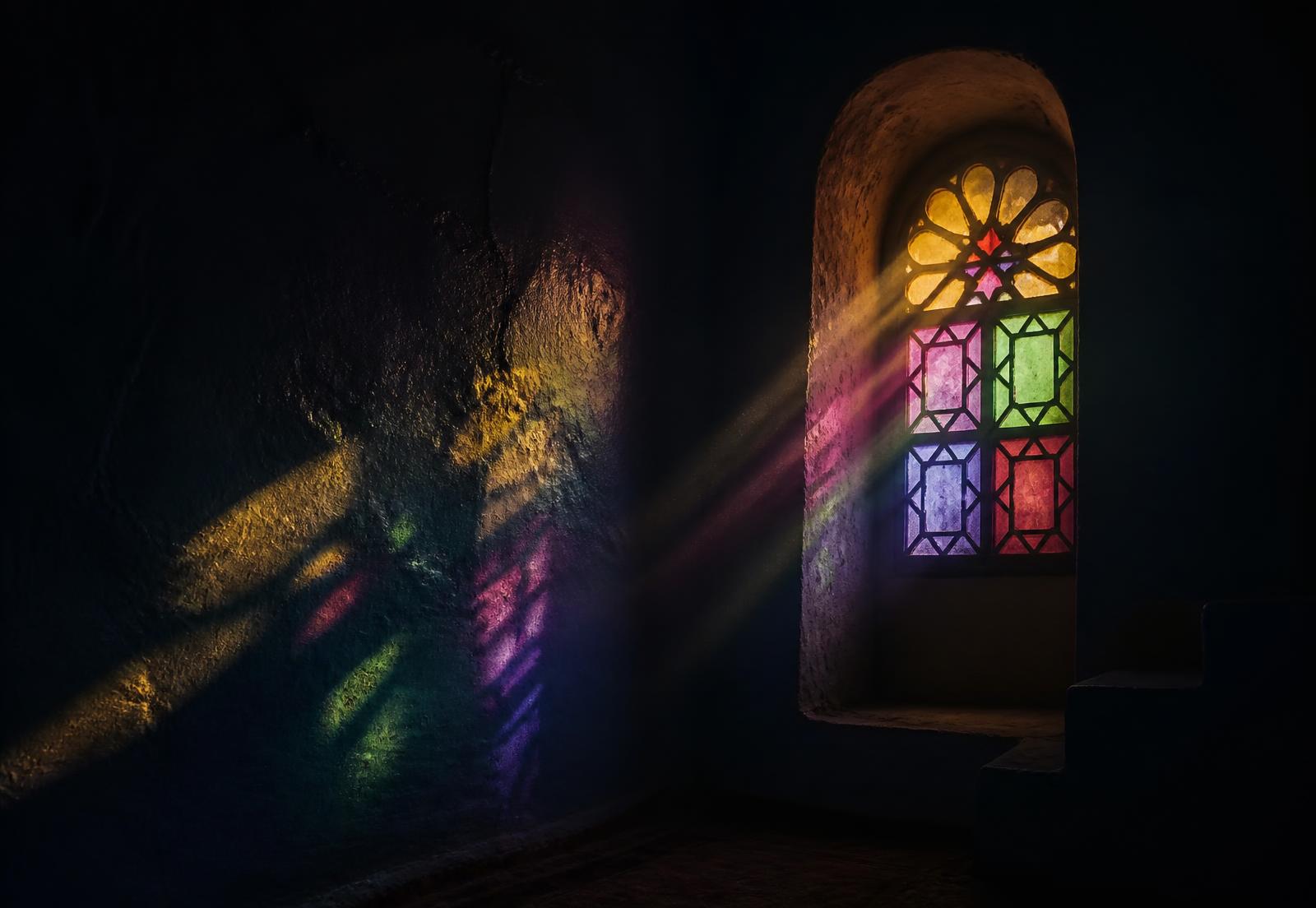 Fenêtre qamariya en verre coloré diffusant la lumière